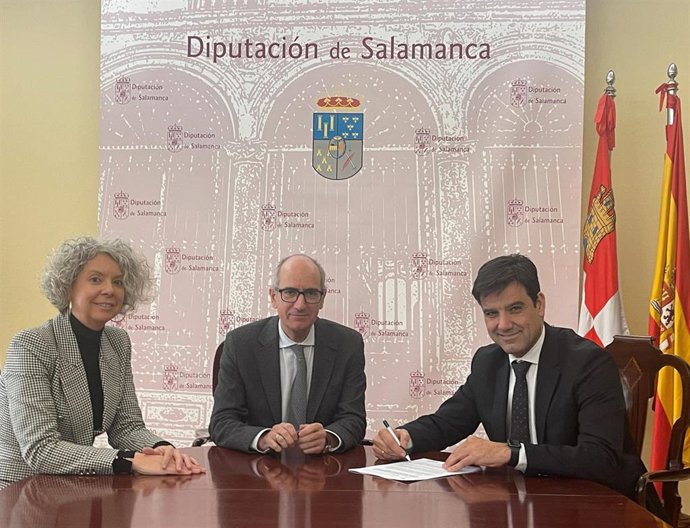 La responsable de Instituciones de Unicaja Banco en la región, Cristina Sánchez, el presidente de la Diputación de Salamanca, Javier Iglesias, y el director de Banca Comercial en Castilla y León Sur de Unicaja Banco, Manuel Rubio, de izquierda a derecha.