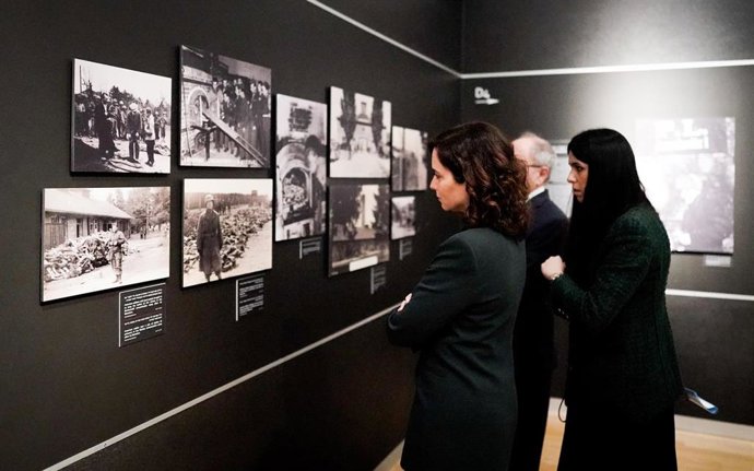 La presidenta de la Comunidad de Madrid, Isabel Díaz Ayuso, ha participado hoy, en el marco de su viaje de trabajo a Israel, en una ofrenda floral en el Monte del Recuerdo de Jerusalén.
