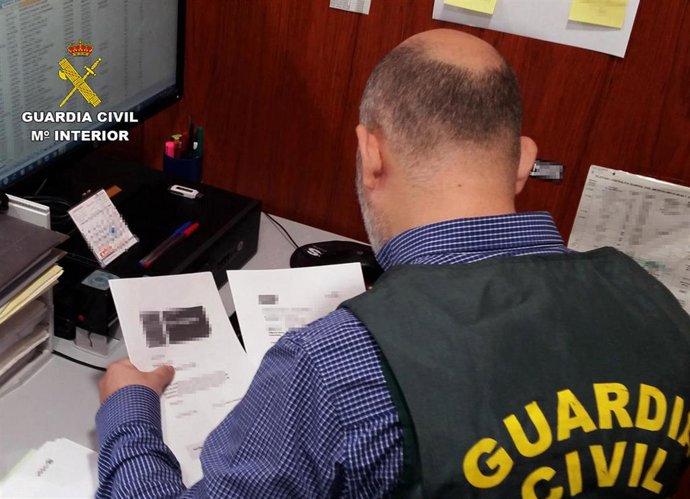 Un agente de la Guardia Civil, durante la investigación