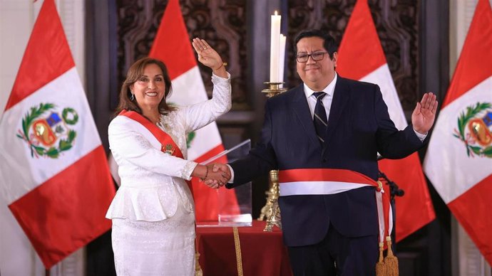 Archivo - La presidenta de Perú, Dinal Boluarte y el ministro de Economía, Alex Contreras.