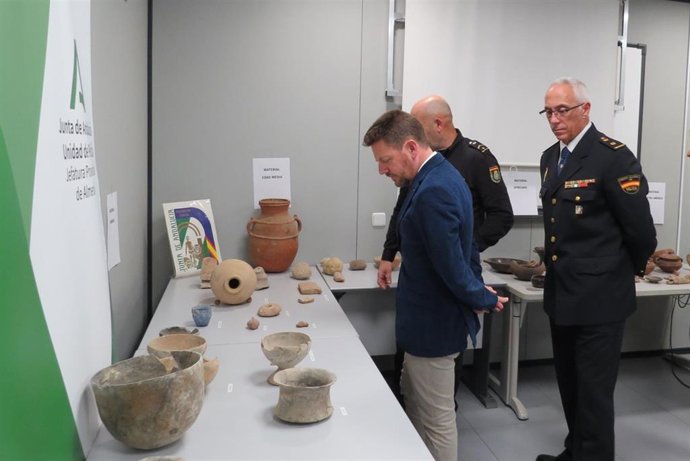 El delegado de Cultura supervisa alguna de las piezas recuperadas.