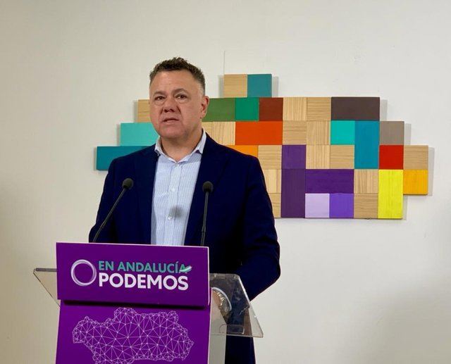El portavoz adjunto del Grupo Parlamentario Por Andalucía y miembro de Podemos, Juan Antonio Delgado, este lunes en rueda de prensa.