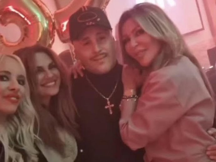 Kiko Rivera, con Sylvia Pantoja y Begoña Gutiérrez en su cumpleaños