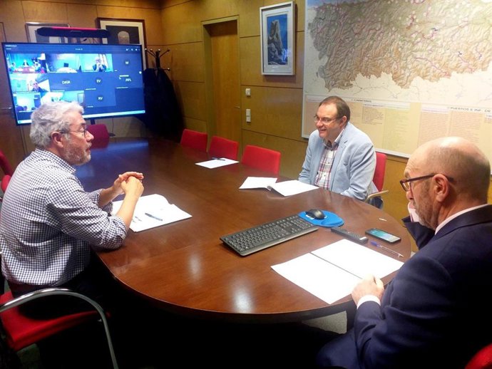 El vicepresidente y consejero de Administración Autonómica, medio Ambiente y Cambio Climático, Juan Cofiño, ha presentado este lunes el anteproyecto de Ley de Reto Demográfico a la Federación Asturiana de Concejos (FACC).