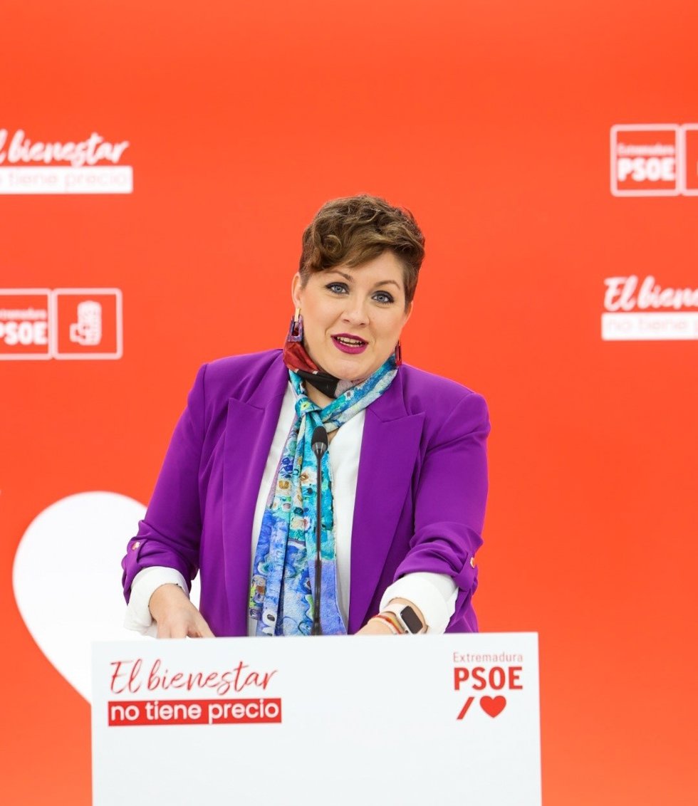 La portavoz del PSOE de Extremadura, Soraya Vega, en rueda de prensa en Mérida