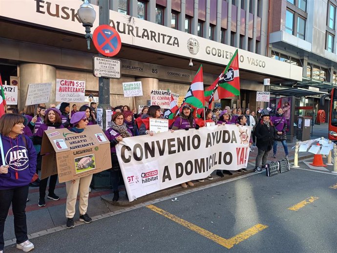 Protesta de trabajadoras de Ayuda a Domicilio de Bizkaia