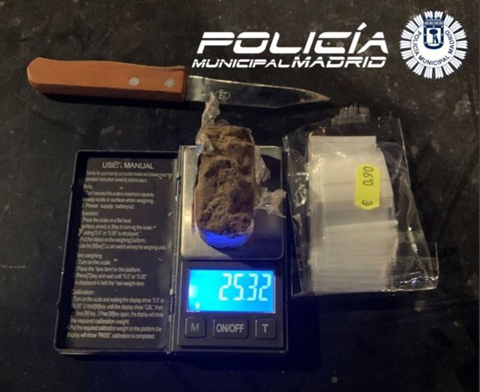 Hachís, cuchillo, báscula de precisión y bolsas herméticas intervenidas al conductor ebrio detenido en Ciudad Lineal.