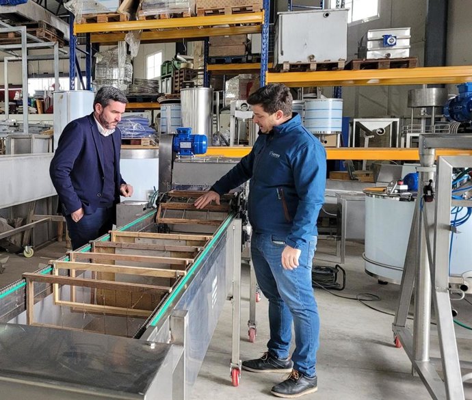 El consejero Antonio Luengo, durante su visita a la empresa Famín.