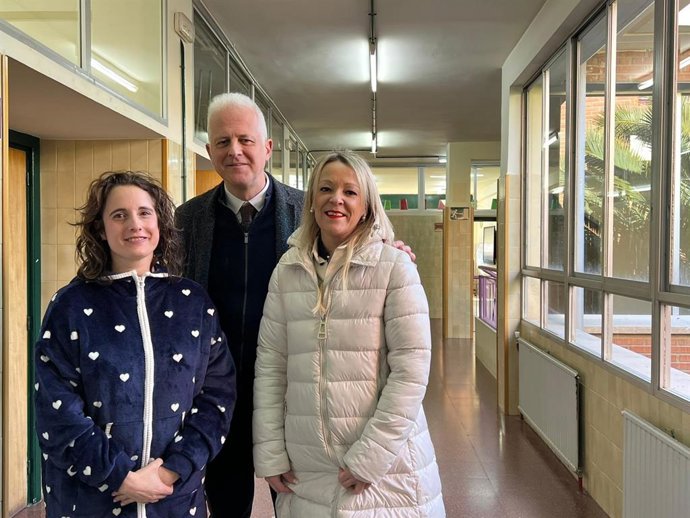 El alcalde de Logroño, Pablo Hermoso de Mendoza, junto con la concejala de Educación, Beatriz Nalda, han visitado esta mañana el Centro de Educación Infantil y Primaria (CEIP) Doctor Castroviejo