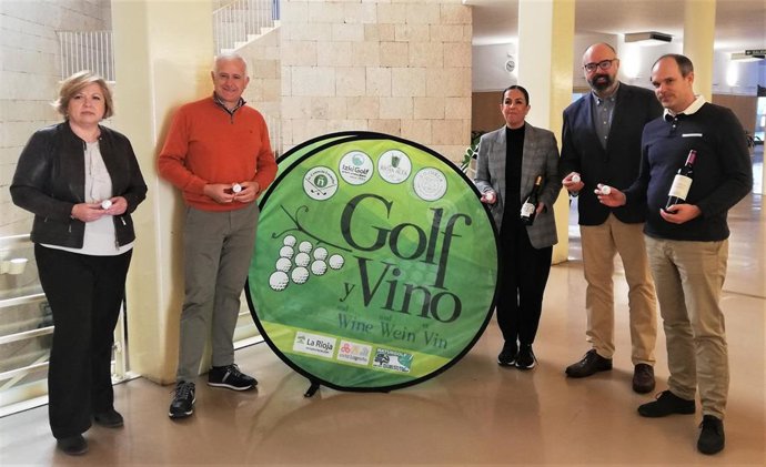 Matxalen Alfaro, del Rioja Alta Golf Club; David Bedia, del Campo de Golf de Logroño; Esmeralda Campos, concejala de Turismo; Aitor Santamaría, del Club de Campo Sojuela; y Jon Ander Sánchez, del Izki Golf Club.