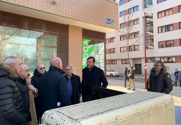 El alcalde de Valladolid conversa con técnicos y el concejal de Movilidad y Espacio Urbano en el barrio de Villa de Prado.