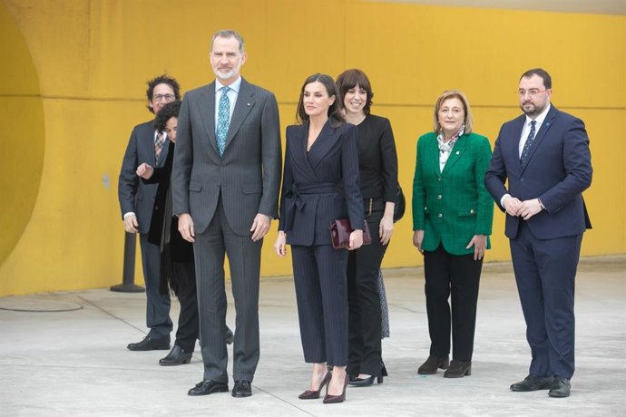 Los Reyes y la ministra de Ciencia e Innovación, Diana Morant a su llegada a Avilés.
