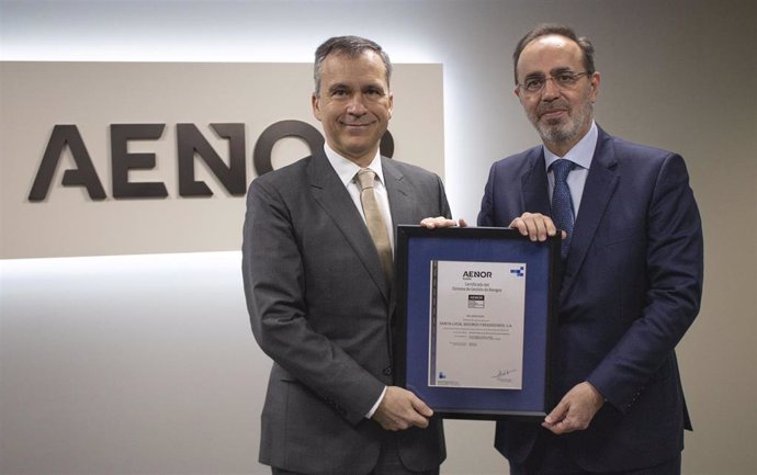 Archivo - El consejero delegado de Aenor, Rafael García Meiro, hace entrega del certificado de la norma UNE-ISO 31000 al consejero delegado de Santalucía, Andrés Romero.