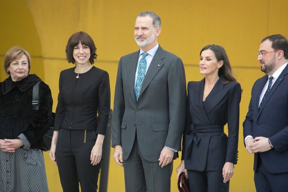 Los Reyes y la Ministra de Ciencia e Innovación, Diana Morant a su llegada al Centro Niemeyer de Avilés.