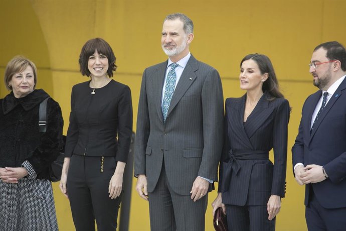 (I-D) La alcaldesa de Avilés, Mariví Monteserín; la ministra de Ciencia e Innovación, Diana Morant; el Rey Felipe VI; la Reina Letizia y el presidente de Asturias, Adrián Barbón los Premios Nacionales de Innovación y de Diseño 2022, en Áviles.