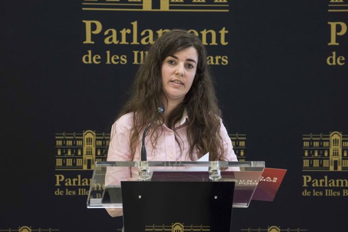Archivo - La portavoz adjunta de Unidas Podemos en el Parlament, Esperana Sans, en una rueda de prensa. Archivo.