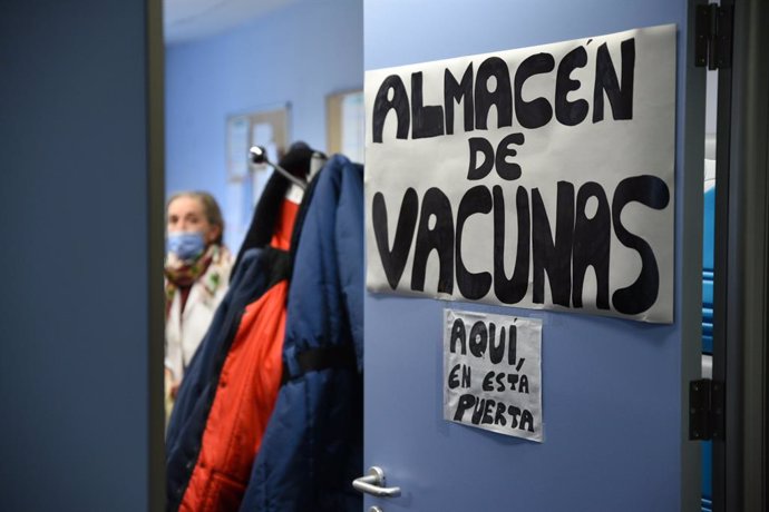 Archivo - Un cartel señala un almacén de vacunas en el edificio de Salud Pública de Valencia, a 5 de abril de 2021, en Valencia, Comunidad Valenciana, (España).