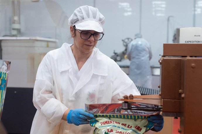 Archivo - Una trabajadora, en una imagen de archivo.