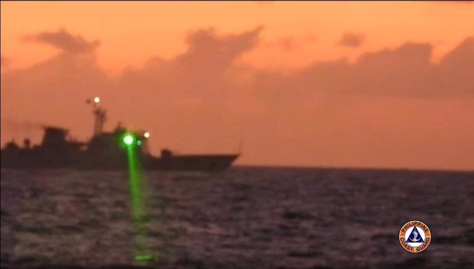 Un supuesto barco chino apunta con un láser hacia una embarcación de la Guardia Costera de Filipinas