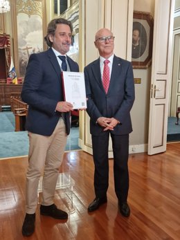 El presidente del Parlamento de Canarias, Gustavo Matos, y el diputado del Común, Rafael Yanes, en la entrega del informe correspondiente a 2022
