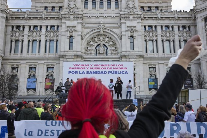Lectura del manifiesto durante la protesta contra el desmantelamiento de la Sanidad Pública en Madrid.