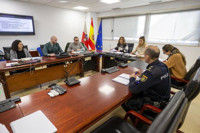 La consejera de Presidencia, Interior, Justicia y Acción Exterior, Paula Fernández, preside el pleno de la Comisión de Protección Civil