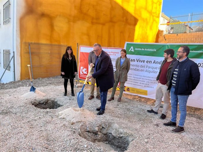 El delegado de Cohesión Territorial de la Diputación de Córdoba, Juan Díaz, visita Carcabuey para poner la primera piedra de una nueva promoción pública de viviendas en régimen de alquiler.