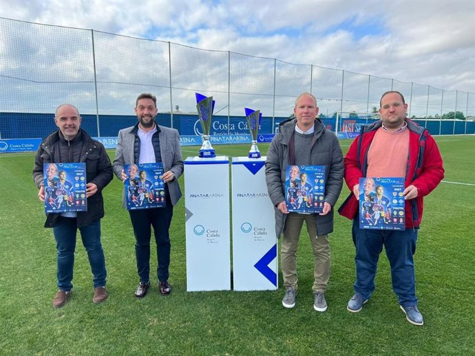 El director del Itrem, Juan Francisco Martínez, el director de Pinatar Arena, Fran de Paula, y representantes del Ayuntamiento de San Pedro del Pinatar durante la presentación de la competición Costa Cálida Pinatar Cup.