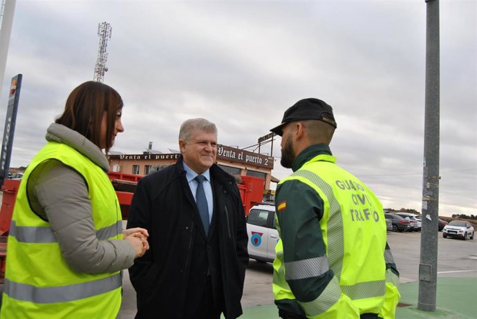 El delegado del Gobierno, José Vélez, acompañado de la jefa Provincial de Tráfico, Virginia Jerez, y el comandante jefe de la Agrupación de Tráfico de la Guardia Civil, Francisco Javier Utrabo
