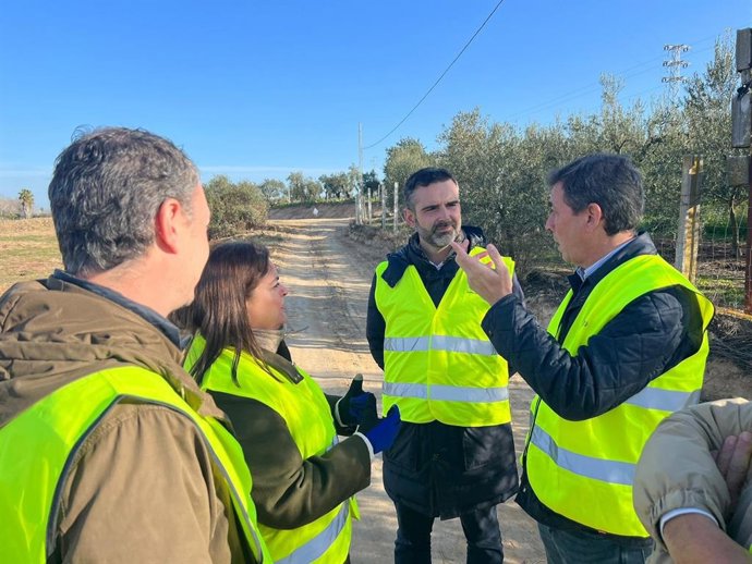 El consejero de Sostenibilidad, Medio Ambiente y Economía Azul, Ramón Fernández-Pacheco, en la vía pecuaria Cañada Real de los Isleños y la Marisma Gallega en el municipio de Pilas.