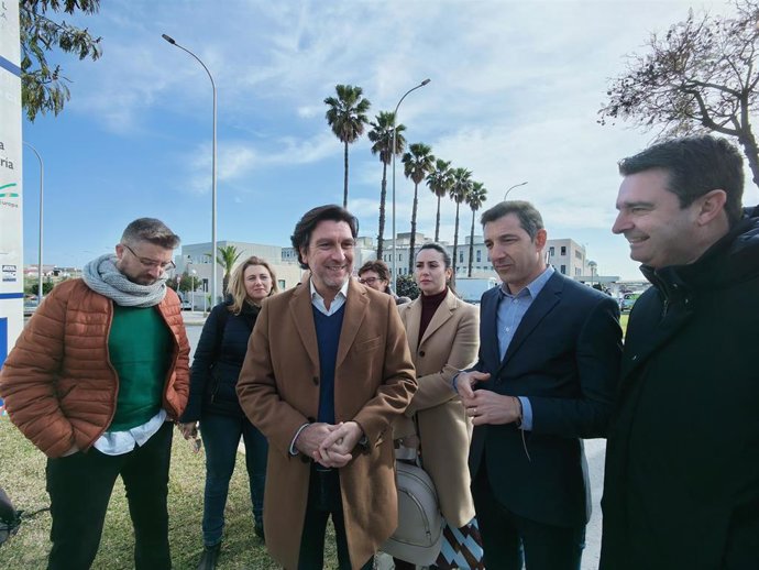 El parlamentario andaluz y portavoz del PSOE de Huelva, Enrique Gaviño, acompñado por socialistas onubenses.