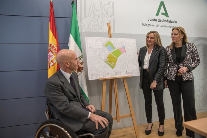 Carolina España, a la derecha en la imagen, en un acto de la Junta con Metrovacesa este lunes en Granada