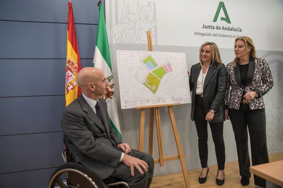 Carolina España, a la derecha en la imagen, en un acto de la Junta con Metrovacesa este lunes en Granada