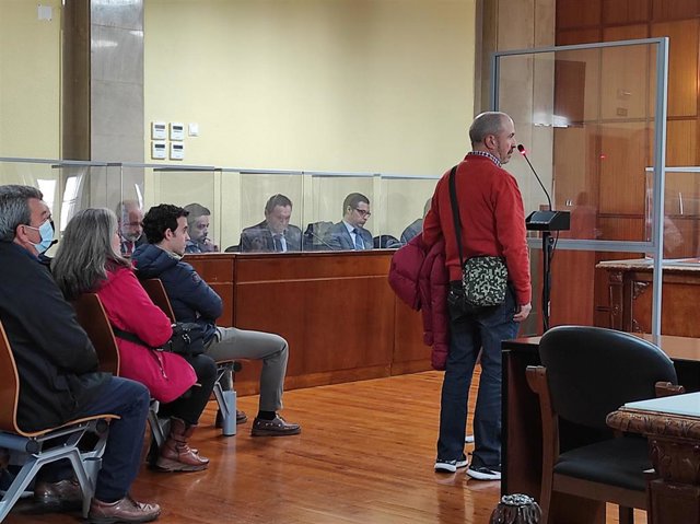 El que fuera director de la sucursal reconociendo su culpabildad ante el tribunal y mostrando su conformidad con las penas impuestas