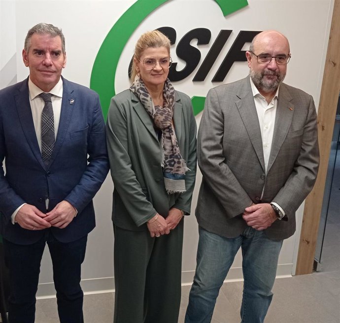 El presidente autonómico de CSIF, Benjamín Castro (i); la presidenta provincial, Rosa Herrero; y el presidente nacional, Miguel Borra.