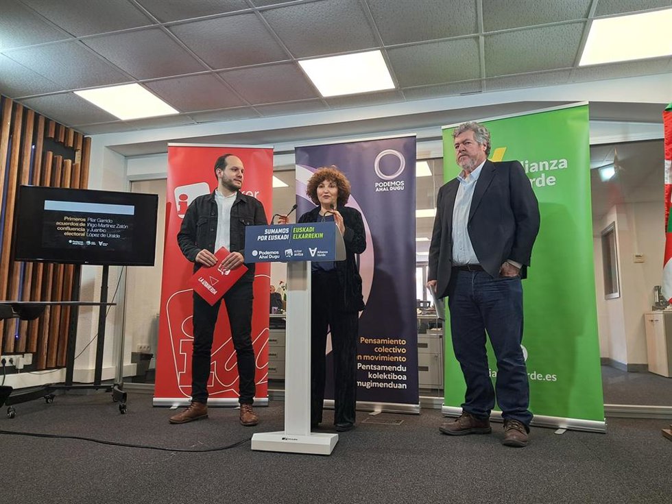 La coordinadora general de Podemos Euskadi, Pilar Garrido, el secretario de Organización de Ezker Anitza IU, Iñigo Martínez, y el coordinador federal de Alianza Verde, Juantxo López de Uralde