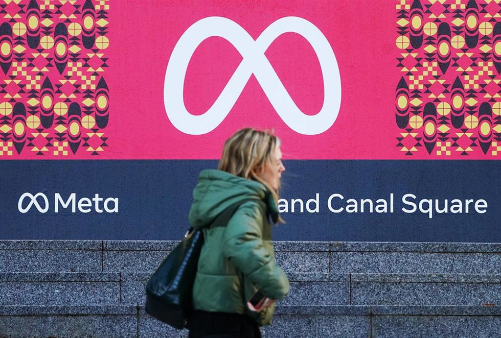 Archivo - FILED - 04 January 2023, Ireland, Dublin: A woman walks past the headquarters of Facebook parent company Meta in Dublin. Facebook's parent company Meta has been fined 390 million ($414 million) in Ireland for data protection violations. Photo