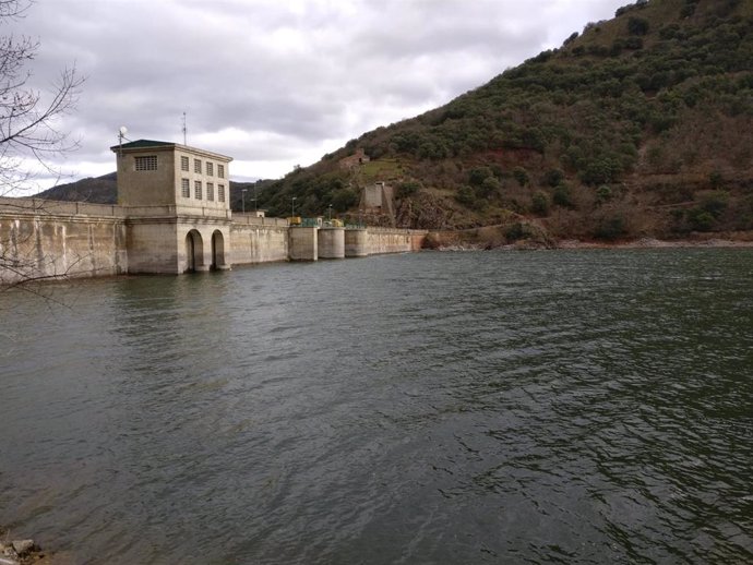 Archivo - Embalse de Mansilla con la presa al fondo