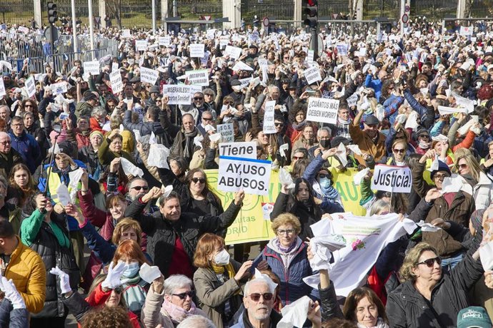 Miles de personas se manifiestan contra el desmantelamiento de la Sanidad Pública 