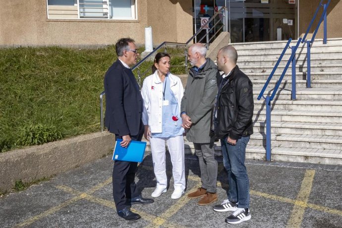 El consejero de Sanidad, Raúl Pesquera  (izda), visita el centro de salud de Cazoña