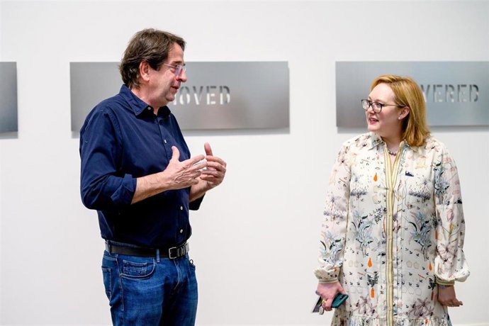 Archivo - Ignasi Aballí yAmandaDotseth en la exposición del Meadows de 2022.