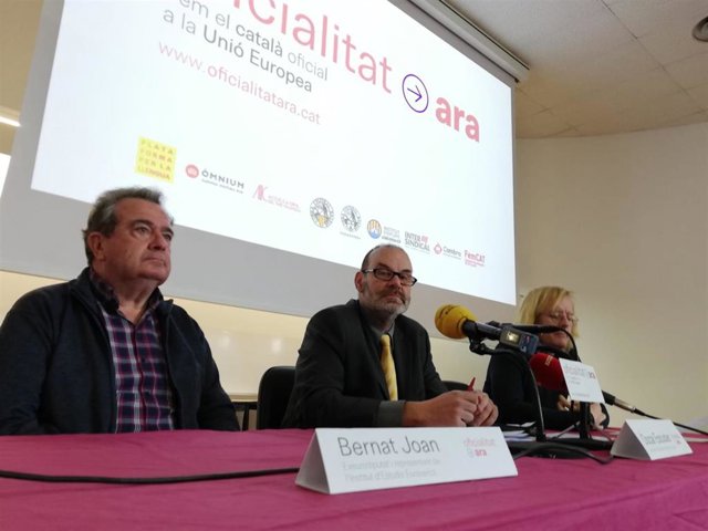 El ex eurodiputado Bernat Joan, el presidente de Plataforma per la Llengua, Óscar Escuder, y el secretario general de la Intersindical-CSC, Sergi Perelló, en la rueda de prensa en la UIB para presentar el manifiesto por la oficialidad del catalán en la UE