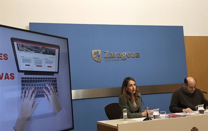 La consejera municipal de Presidencia y Hacienda, Maria Navarro, presenta la Memoria 2022 del la Junta de Reclamaciones Económico-Administrativas del Ayuntamiento de Zaragoza (JREAZ), junto con el presidente de este órgano municipal, Jesús Royo