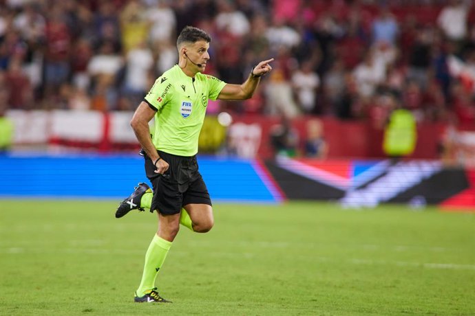 Archivo - Jesus Gil Manzano, referee, gestures during the spanish league, La Liga Santander, football match played between Sevilla FC and Athletic Club at Ramon Sanchez Pizjuan stadium on October 8, 2022, in Sevilla, Spain.