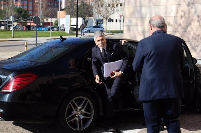 Archivo - El ministro del Interior, Fernando Grande-Marlaska, se baja del coche a su llegada al acto conmemorativo por el 199 aniversario de la Policía Nacional
