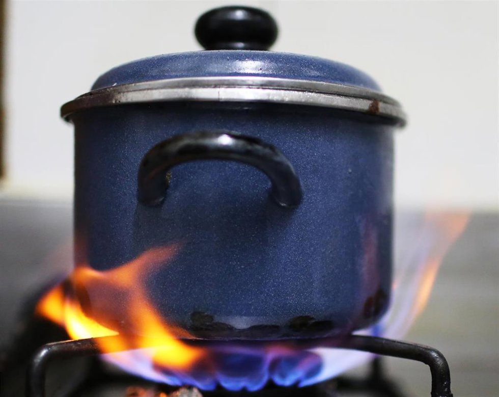 Archivo - Una olla es calentada sobre el fuego de una cocina de gas, a 28 de octubre de 2021, en Madrid (España). 