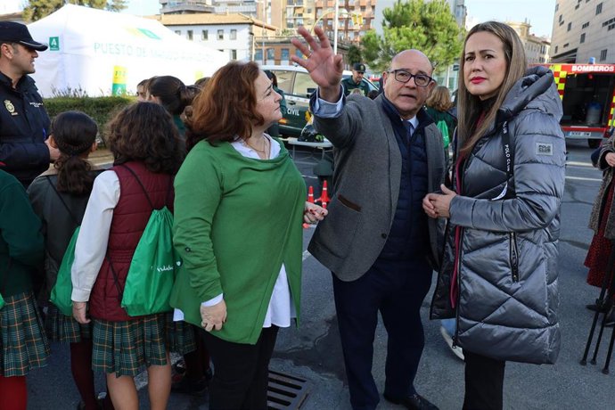 La delegada de la Junta en Huelva, Bella Verano (derecha), ha presidido los actos conmemorativos del Día Europeo del 112.