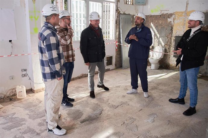 Sevilla.- Sanz promete "recuperar las escuelas taller" municipales "con prácticas laborales y remuneración" 