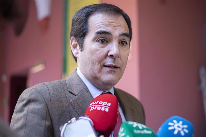 El consejero de Justicia, Administración Local y Función Pública, José Antonio Nieto, atiende a los medios de comunicación.