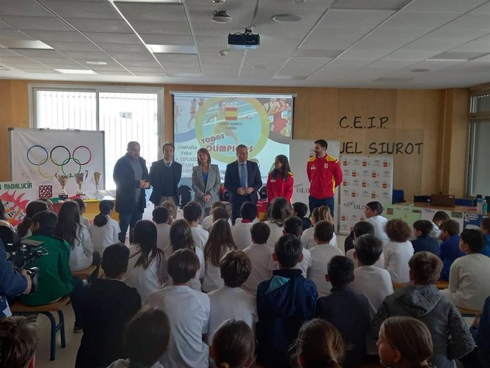 Los deportistas olímpicos Yurena Panadero y Adriá Ortolá han asistido este lunes a una nueva edición del programa 'Todos Olímpicos'  en el Colegio Manuel Siurot, de La Palma del Condado (Huelva).